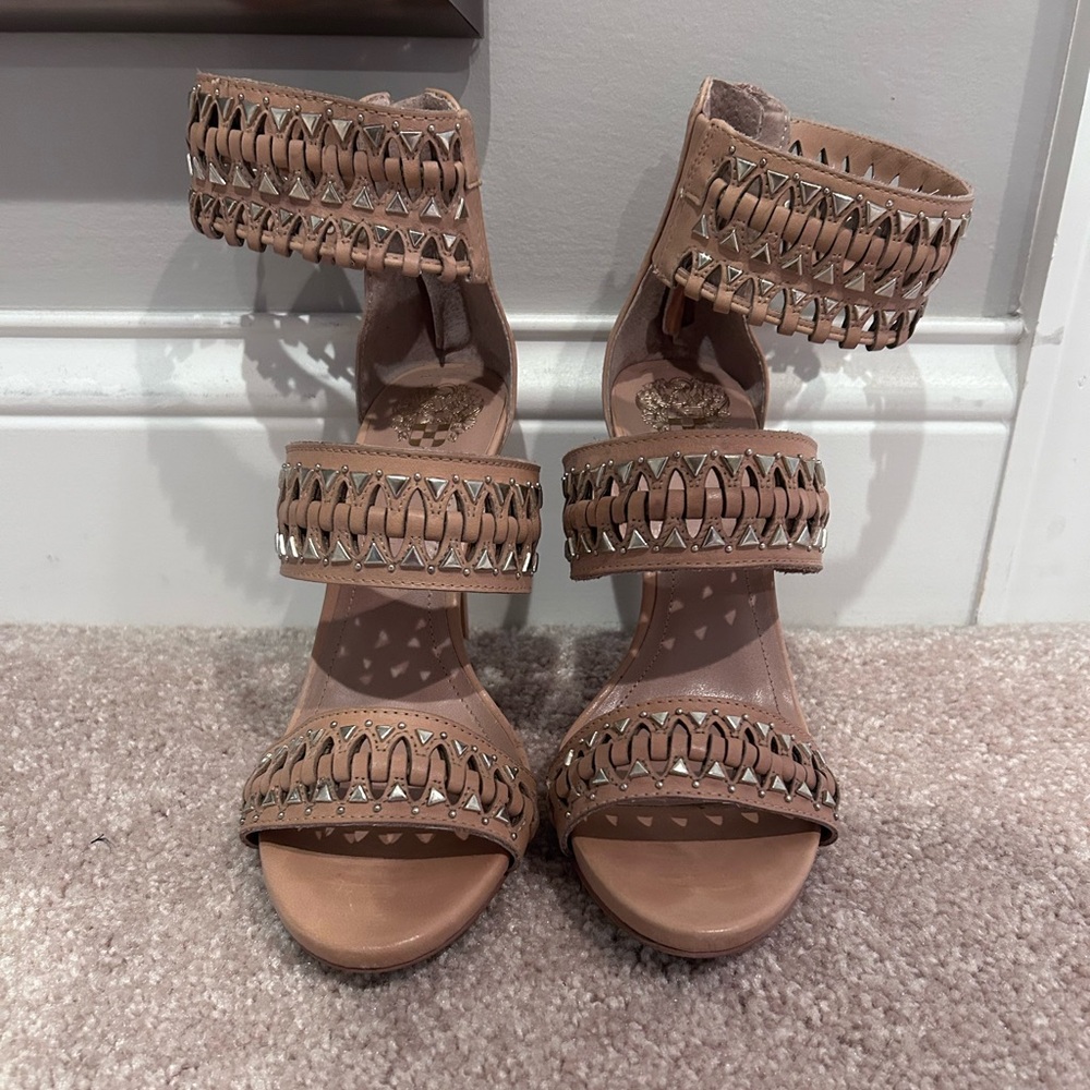 VINCE CAMUTO tan and gold HEEL SIZE 7.5